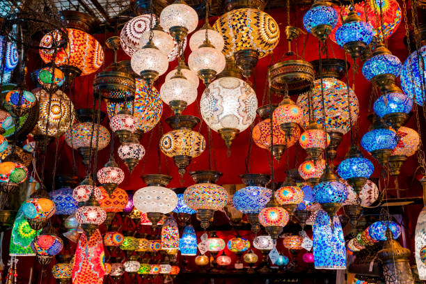 lanternas coloridas.  lâmpadas para venda no grand bazar, istambul, turquia - international tourism trade fair - fotografias e filmes do acervo