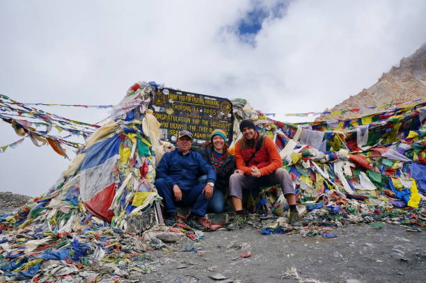 turistas estão sentados sobre a thorong-la pass (5416m) - 5416 - fotografias e filmes do acervo