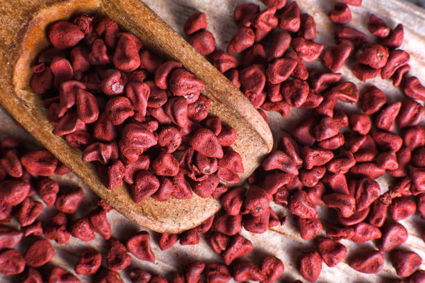 closeup de semillas de achiote - achiote fotografías e imágenes de stock