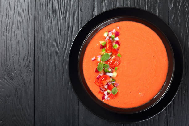 испанский стиль холодный летний томатный суп - gazpacho salsa vegan food freshness стоковые фото и изображения