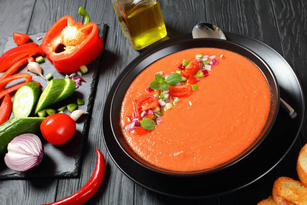 гаспачо в черной миске, вид сверху - gazpacho salsa vegan food freshness стоковые фото и изображения