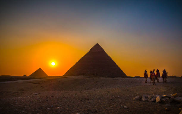 moyen orient egypte pyramide photo de voyage paysage coucher de soleil du soir - pyramid pyramid shape egypt sunset photos et images de collection