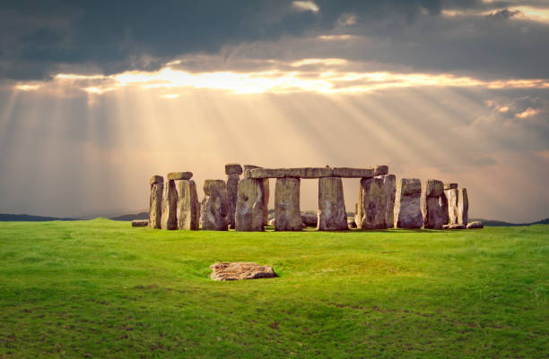 monumento prehistórico stonehenge - stonehenge fotografías e imágenes de stock