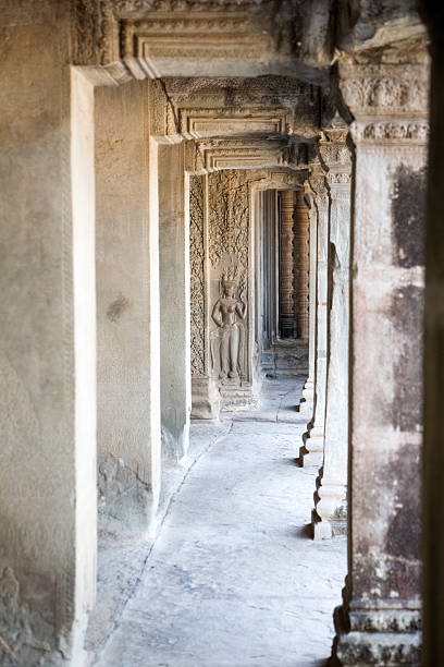 アンコールワット寺院の内部には、カンボジア - ancient angkor wat footpath stone ストックフォトと画像