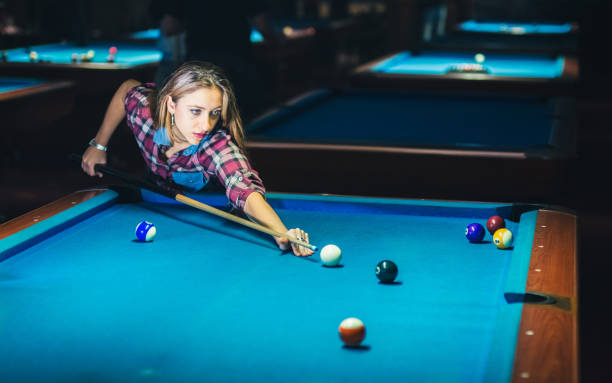 женщина и играет в бильярд и весело провести время. - child sport playing pool game стоковые фото и изображения