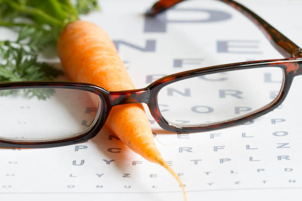 ojo y la zanahoria vitamina a prueban concepto médico de la salud tabla - doctor reading chart human eye fotografías e imágenes de stock