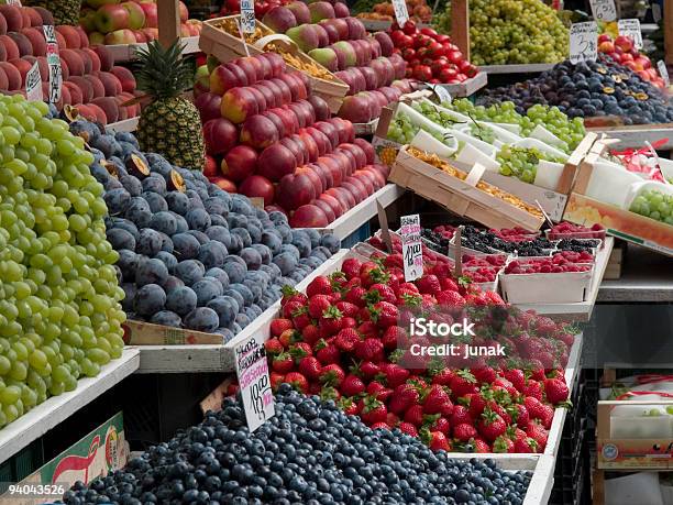 Bancarella Del Mercato - Fotografie stock e altre immagini di Lampone - Mora di rovo - Lampone - Mora di rovo, Mela, Mora nera