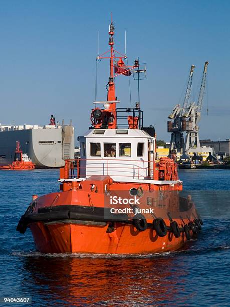 Tug Barco - Fotografias de stock e mais imagens de Assistência - Assistência, Canal - Mar, Céu