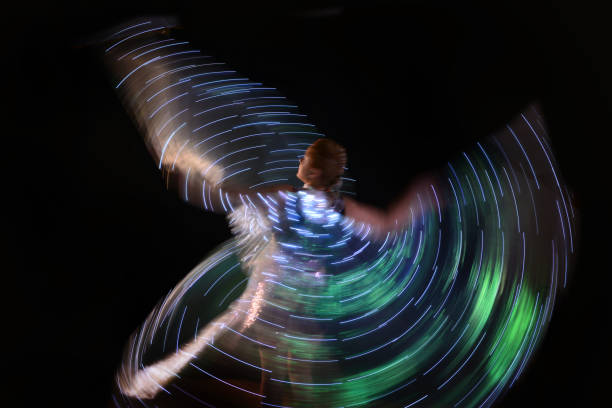 led poi입니다. 레이저 쇼 성능, led 램프와 led 양복에 댄서 - laser show 이미지 뉴스 사진 이미지