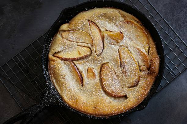 istock Apple popover  in skillet - fall and christmas food 940442910