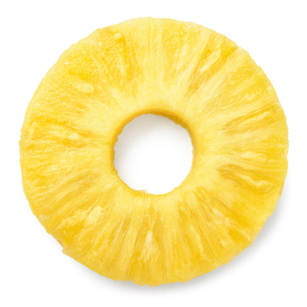 fetta di ananas isolata. anello di ananas su bianco. - ananas foto e immagini stock