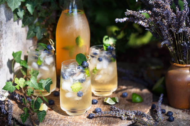 cocktail con lavanda e mirtilli. bevanda fresca per l'estate - fruit liqueur foto e immagini stock