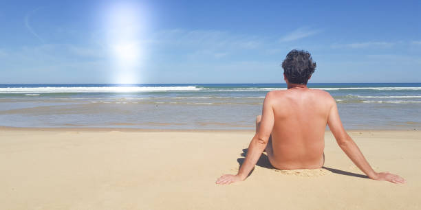 bel homme torse nu plage vacances en journée ensoleillée - men naked water male photos et images de collection