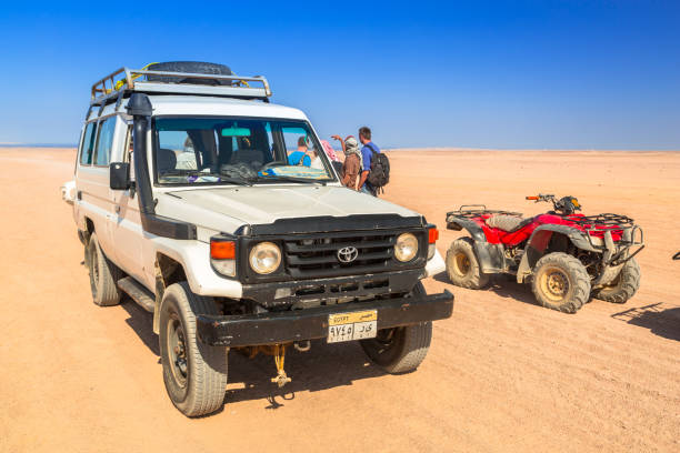 road trip auf die afrikanische wüste in der nähe von hurghada, ägypten. - editorial sports utility vehicle car jeep stock-fotos und bilder