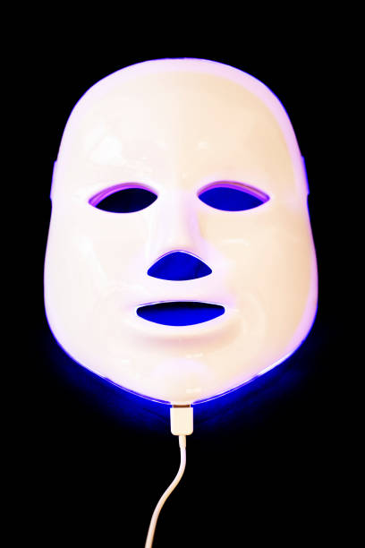 istock Light rejuvenating mask for facial skin therapy 940485268