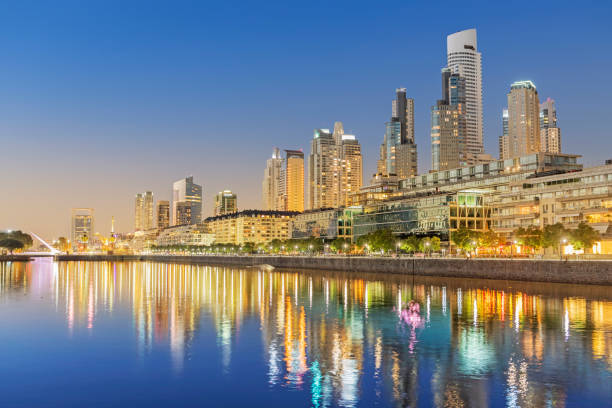 argentina buenos aires skyline puerto madero di notte - rio de la plata foto e immagini stock