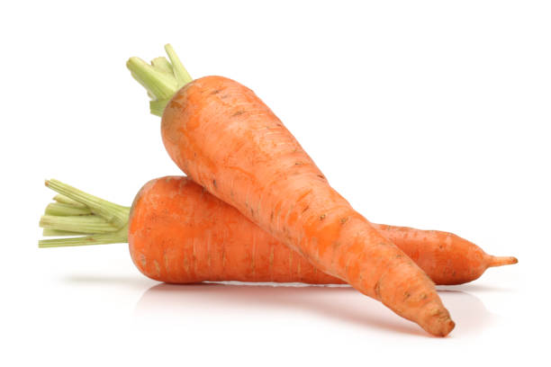 zanahorias sobre el fondo blanco - carrot fotografías e imágenes de stock