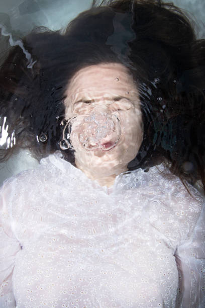 istock Girl Lying Underwater in Bathtub 940508532