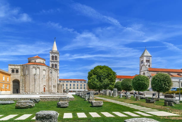 вид на римский форум, задар, хорватия - middle ages international landmark eastern europe architectural styles стоковые фото и изображения