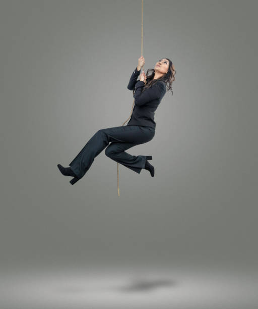 businesswomen at the end of her rope - at the end of your rope imagens e fotografias de stock