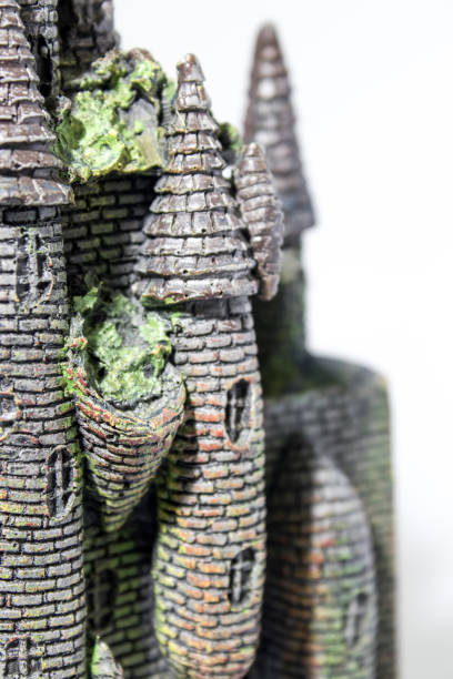 istock Fake castle with seaweed in a white backgorund composition 940519500
