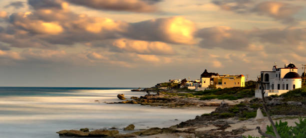 istock Homes Along a Rocky Shoreline 940528690