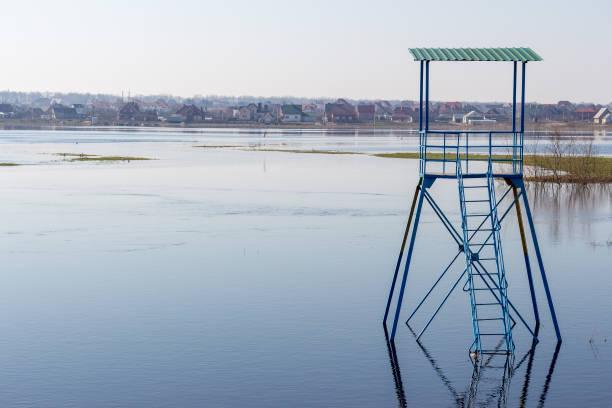 inundación en el río local hizo algunos desastres para los locales. zona de descanso de playa está cubierta por la gruesa capa de agua del río. - calgary street flood alberta fotografías e imágenes de stock