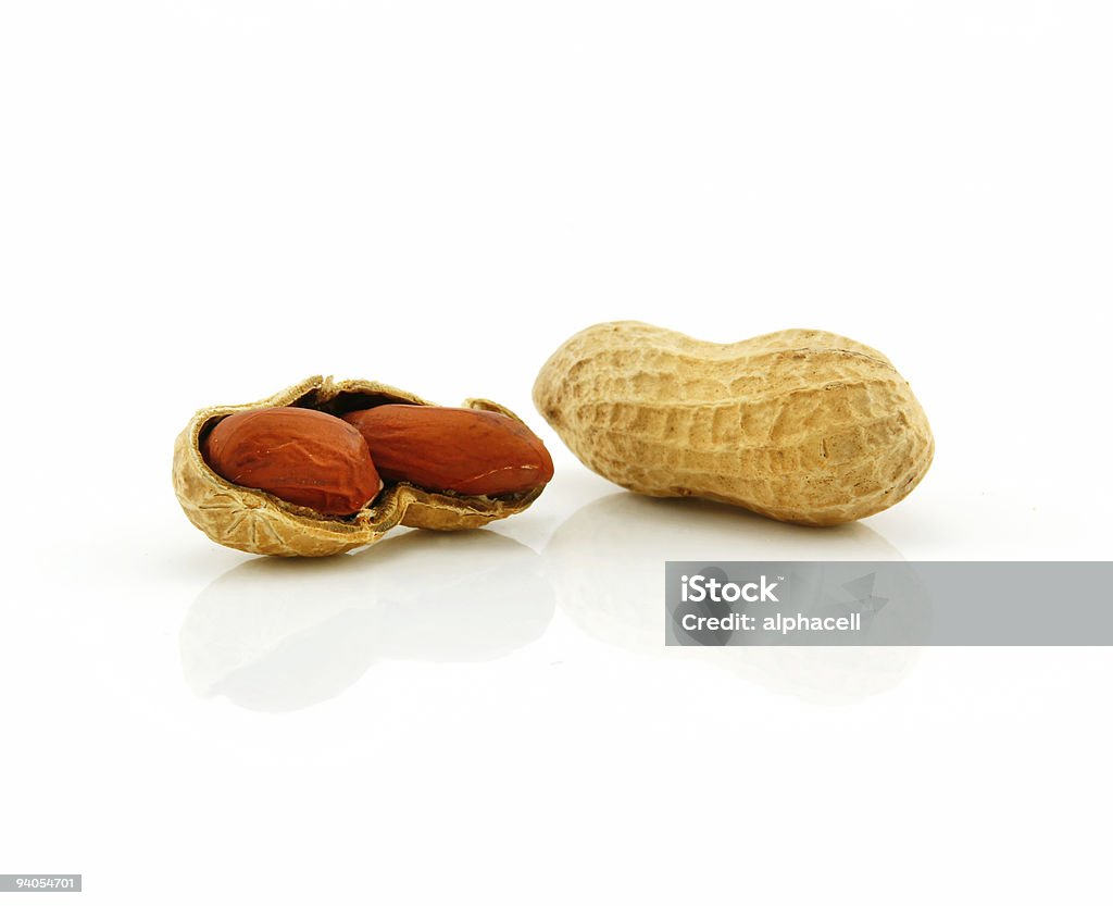 Mûrs isolé sur blanc séché cacahuètes - Photo de Aliment libre de droits