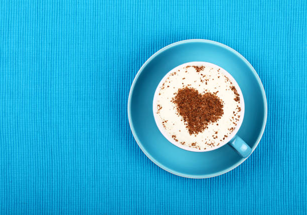 café capuchino café en taza en azul de cerca - nobody tablecloth cup saucer fotografías e imágenes de stock