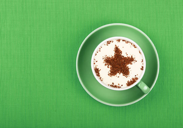 cerca de latte capuchino café en taza en verde - nobody tablecloth cup saucer fotografías e imágenes de stock