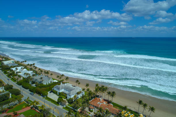 demeures en bord de mer palm beach en floride - beach florida atlantic ocean wave photos et images de collection