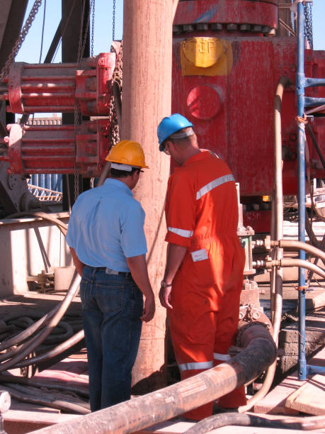 zatoka suez, egipt 17 lipca 2007: dwóch mężczyzn kontroli instalacji oleju well blow-out preventer na platformie wiertniczej - gulf of suez zdjęcia i obrazy z banku zdjęć