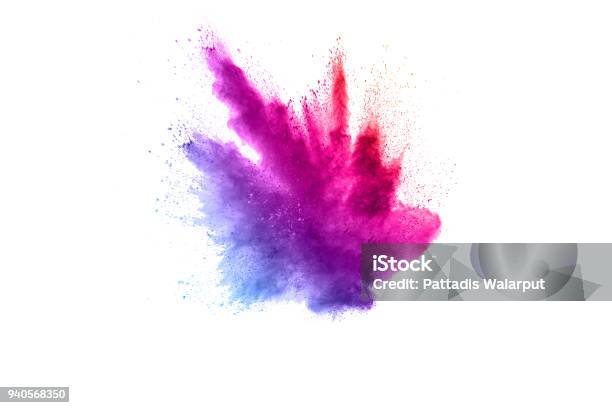 Photo libre de droit de Explosion De Poudre Multicolore Abstraite Sur Fond Blanc Figer Le Mouvement Du Splash De Particules De Poussière Couleur Holi Peinte banque d'images et plus d'images libres de droit de Exploser