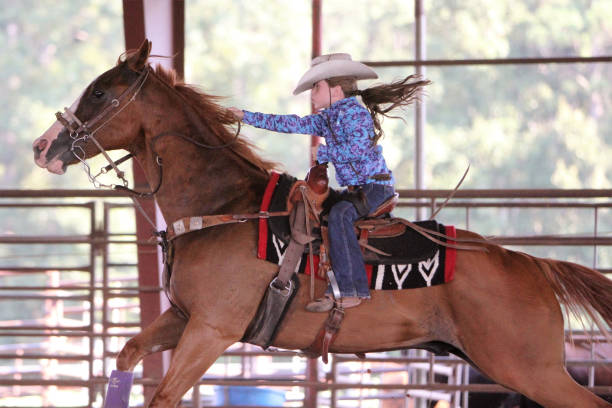 バレルを搭載した高速の速度を照明少女 - saddle blanket ストックフォトと画像