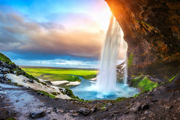 cascada de seljalandsfoss durante la puesta de sol, hermosa cascada en islandia. - arco iris fotos fotografías e imágenes de stock