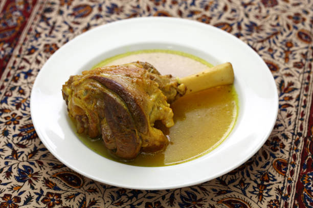 braised lamb shank, iranian cuisine - lamb shank dinner meal imagens e fotografias de stock