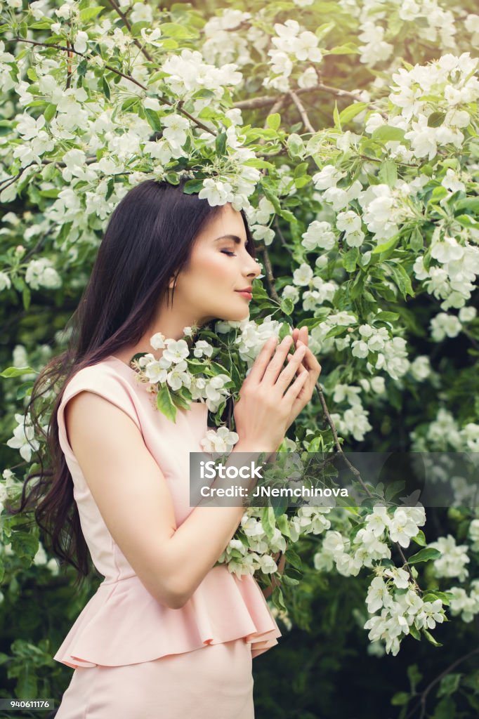 Perfecta Mujer Que Huele A Flores En Fondo Jardín De Flores De Primavera De  Flor Foto de stock y más banco de imágenes de Adulto - iStock