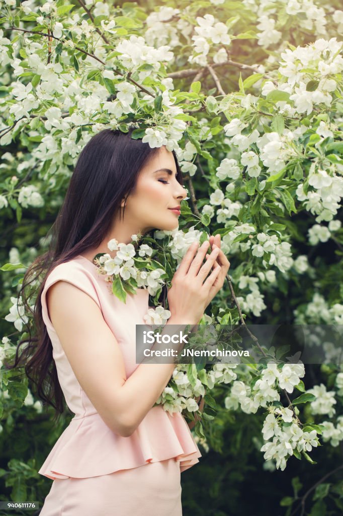 Perfecta Mujer Que Huele A Flores En Fondo Jardín De Flores De Primavera De Flor Foto de stock y más banco de imágenes de Adulto - iStock Perfecta Mujer Que Huele A Flores En Fondo Jardín De Flores De Primavera De Flor Foto de stock y más banco de imágenes de Adulto - iStock