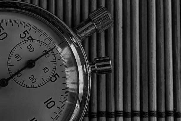 cronômetro, retrô em fundo de madeira, valor medida tempo velho relógio seta minuto segundo precisão temporizador registro de antiguidades vintage - time minute hand small timer - fotografias e filmes do acervo