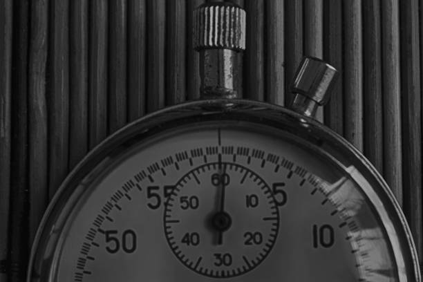 cronômetro, retrô em fundo de madeira, valor medida tempo velho relógio seta minuto segundo precisão temporizador registro de antiguidades vintage - time minute hand small timer - fotografias e filmes do acervo