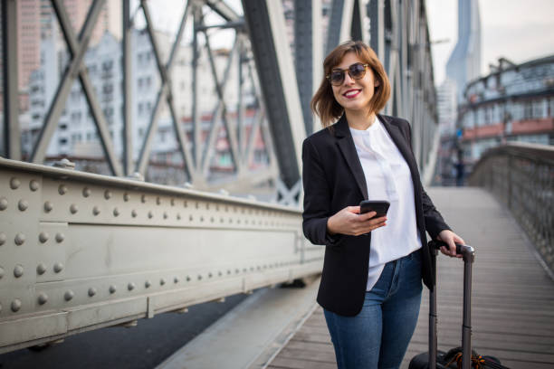 mulher bonita em pé sobre a ponte com mala - urban scene business travel travel asia - fotografias e filmes do acervo