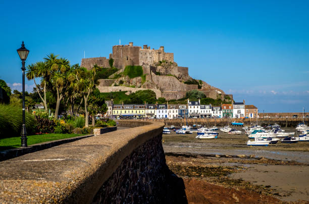 zamek mont orgueil, port gorey i molo, gorey, jersey, wyspy normandzkie - gorey zdjęcia i obrazy z banku zdjęć