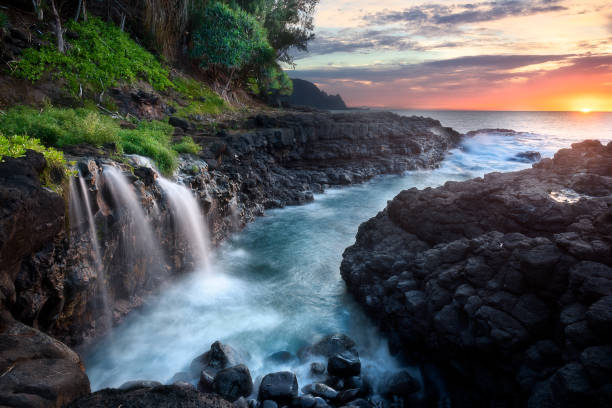 baño de la reina al atardecer - north shore fotografías e imágenes de stock