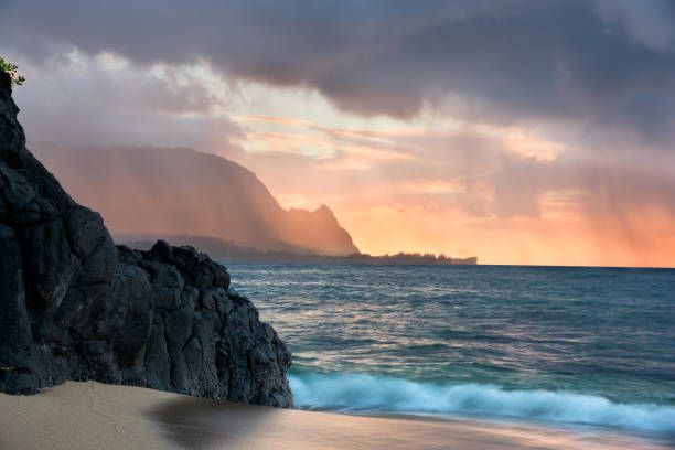 隠れ家ビーチ、カウアイ島、ハワイ - bali hai ストックフォトと画像