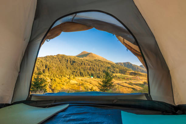 vue depuis l’intérieur de la tente de touristes randonneurs en montagne - quiraing needle photos et images de collection