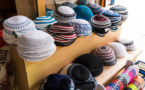 kippahs/yarmulkes em exposição na rua do mercado, jerusalém, israel - safed - fotografias e filmes do acervo