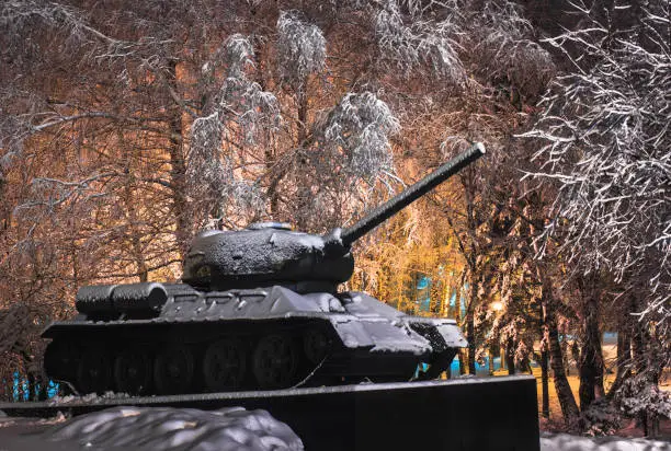 Night park in winter. And the Mamirel T-34 tank