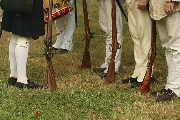 검토 troops--revolutionary 전쟁 재연 - colonial style armed forces historical reenactment usa 뉴스 사진 이미지