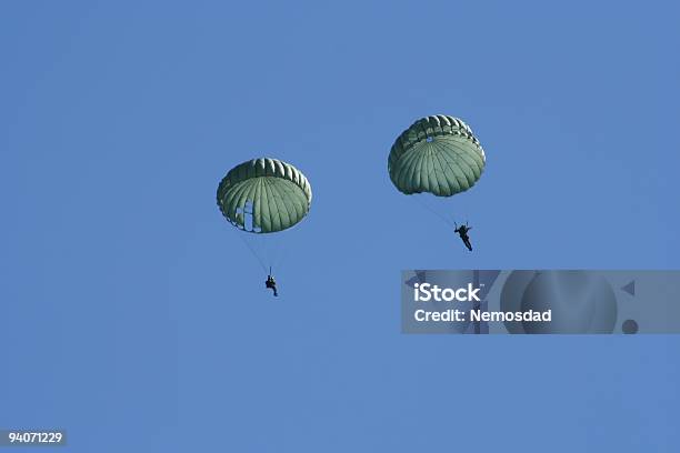 Photo libre de droit de Parachutiste banque d'images et plus d'images libres de droit de Armée de terre - Armée de terre, Aventure, Bleu