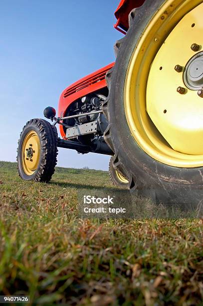 Tractor Coloridas Foto de stock y más banco de imágenes de Agricultura - Agricultura, Aire libre, Amarillo - Color
